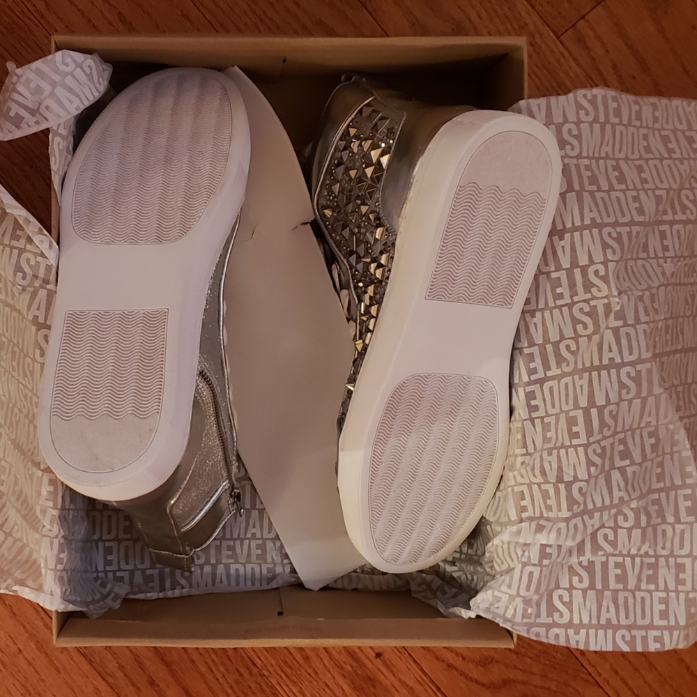 Sneakers - Picture 6 of 6